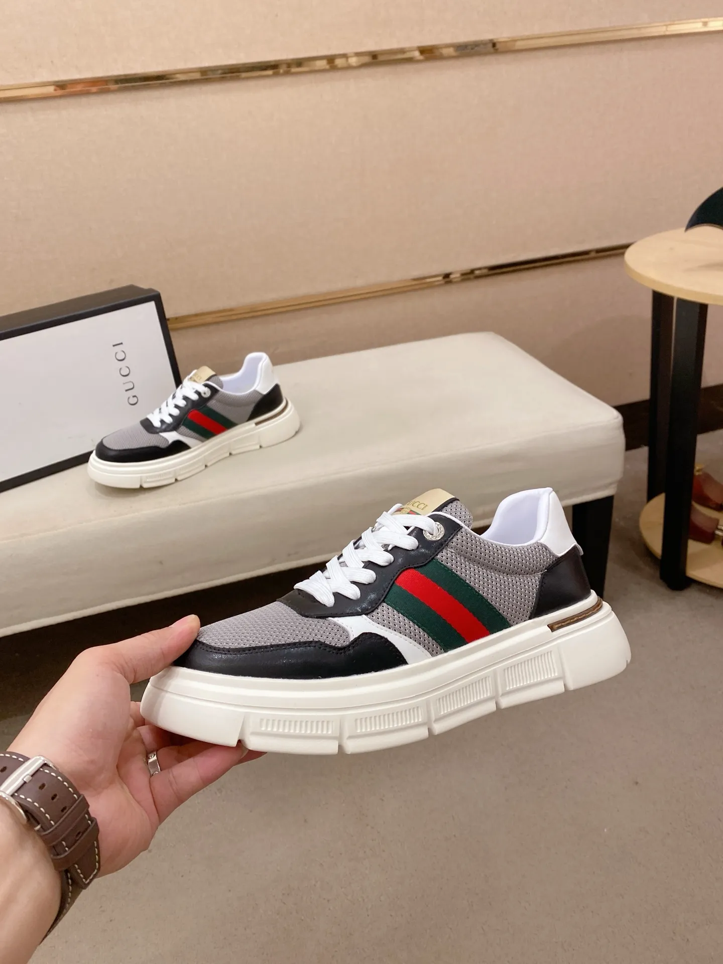 Men's shoes💰 420💰The new GUCCI (Gucci) counters are launched simultaneously. The new men's shoes, 😘fabrics are selected from imported cowhide, and the lining is sheepskin lining. 👍🏿 High-end ☄️ air-cushion molded anti-slip rubber outsole, exquisite lines, simple and elegant, comfortable and high-end for leisure travel. Code number: 38 to 44 (45 can be customized and cannot be returned or exchanged)